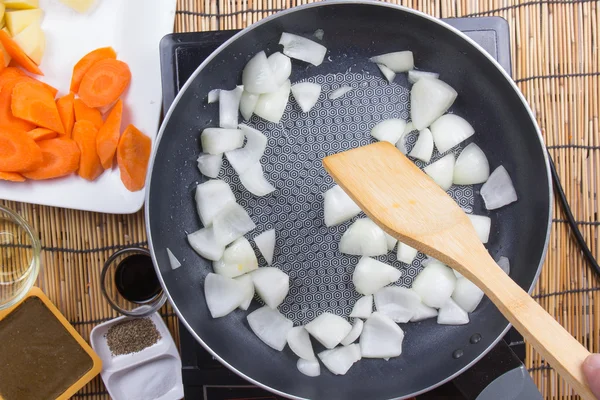 Chef aduk-goreng irisan bawang dalam panci untuk memasak masakan Jepang p — Stok Foto