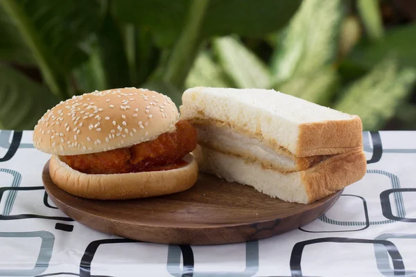 Hamburguesa de pollo picante y sándwich de tongkatsu — Foto de Stock