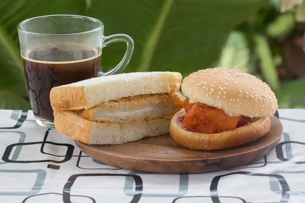 Tavuk Burger, sandviç ve kahve — Stok fotoğraf