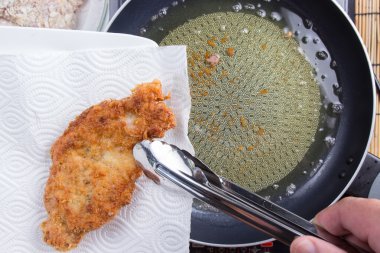 Derin kızarmış domuz pan tutmak Şef