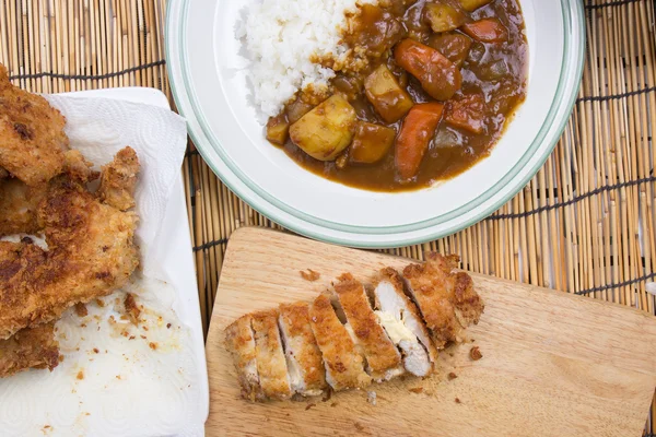 Chef-kok ingericht Japanse varkensvlees curry met stoom-rijst — Stockfoto