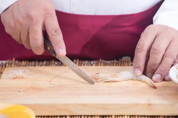 Koch bereitete Garnelen vor dem Kochen zu — Stockfoto