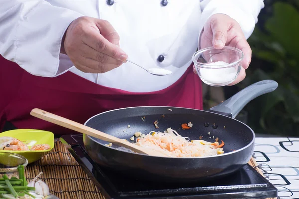 Chef colocando açúcar para cozinhar Pad Thai — Fotografia de Stock