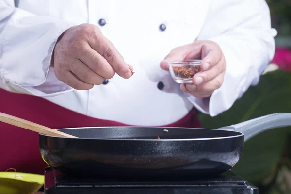 Chef colocando chili deied para cozinhar Pad Thai — Fotografia de Stock