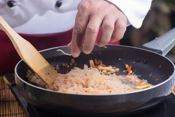 요리사 stitr 튀김 쌀 국수 패드 태국어 요리 — 스톡 사진