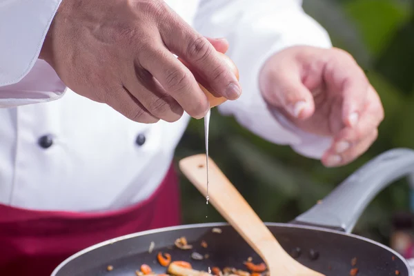 Koch legt Ei für Kochkissen Thai — Stockfoto