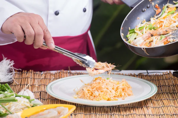 Kocken gaffel över räkor av tång — Stockfoto