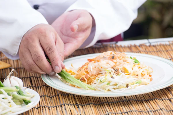 Chef decorado Pad Thai Menu con puerro — Foto de Stock