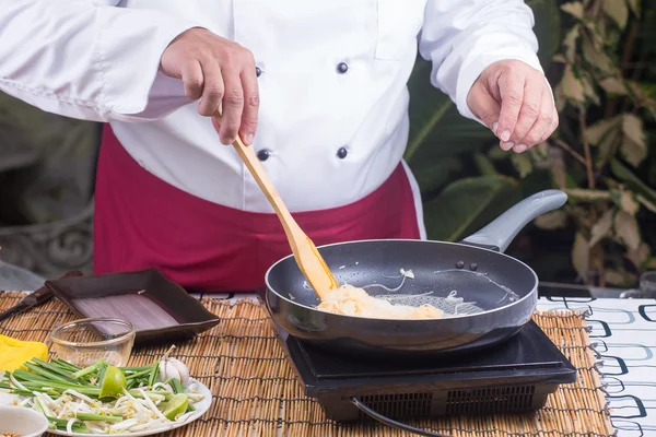 Šéfkuchař stitr smažené rýžové nudle pro vaření Pad Thai — Stock fotografie