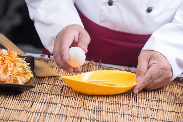 Kocken raster ägg i en kopp — Stockfoto