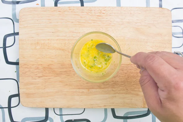Koch kocht Topping Wurstbrot mit Käse — Stockfoto