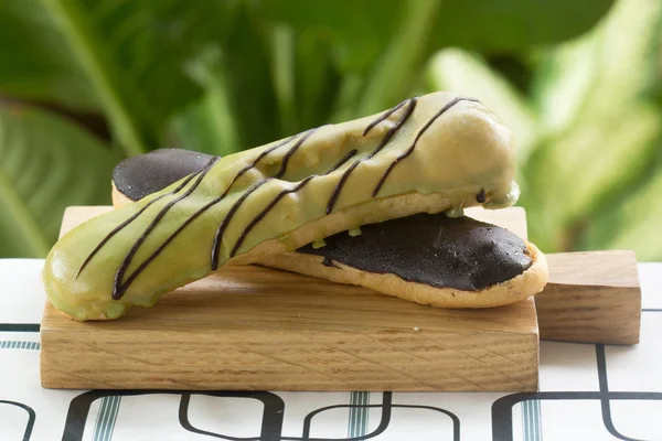 Rivestimento di tè verde e cioccolato Eclair — Foto Stock