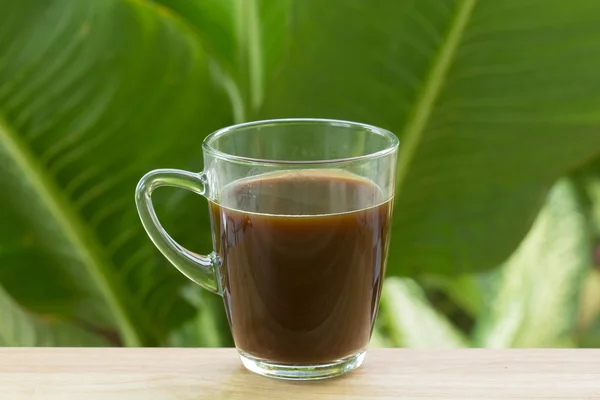 Café negro sobre la mesa — Foto de Stock