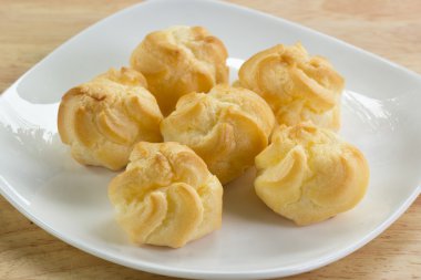 Pasta yuvarlak yüzey içinde krem