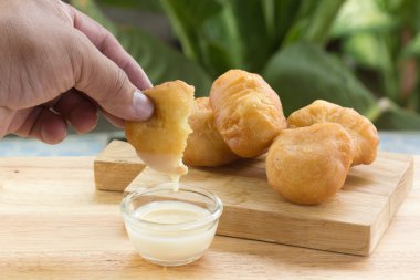 derin kızarmış hamur topuz dalış şekerli yoğunlaştırılmış süt