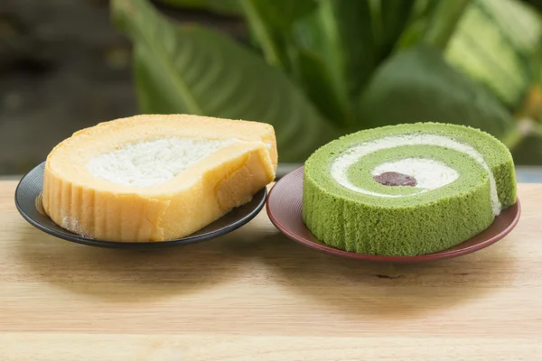 蛋糕奶油和绿色茶蛋糕卷 — 图库照片