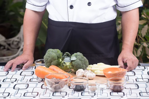 Шеф-кухар представив інгредієнт перемішайте мальків Брокколі з креветками — стокове фото