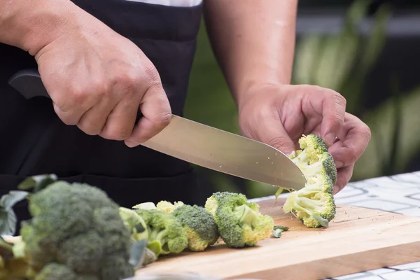 Koch schneidet Brokkoli zum Kochen — Stockfoto