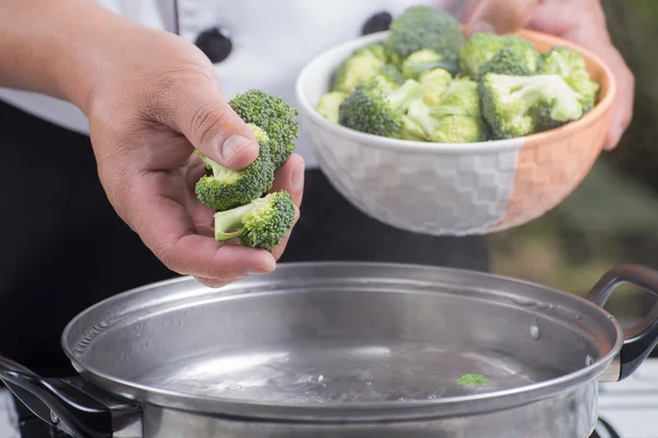 Chef menaruh brokoli air panas — Stok Foto
