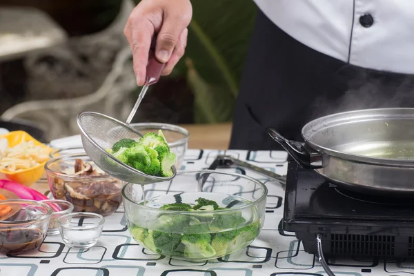 Chef brócolis escaldante com água quente — Fotografia de Stock
