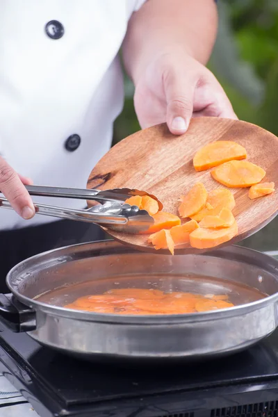 Chef-kok om wortel voor koken — Stockfoto