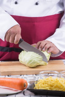 Şef kesme lahana ahşap geniş üzerinde