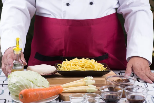 Шеф-повар представляет ингредиент жареной вегетарианской лапши — стоковое фото
