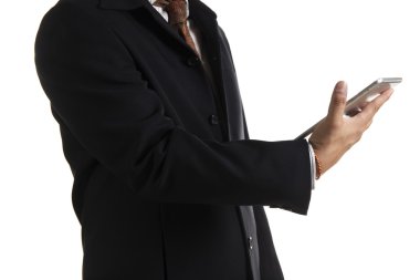 Dijital tablet üzerinde çalışan iş adamı 