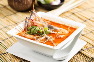 Tom yam kung, ekşi ve baharatlı karides çorbası