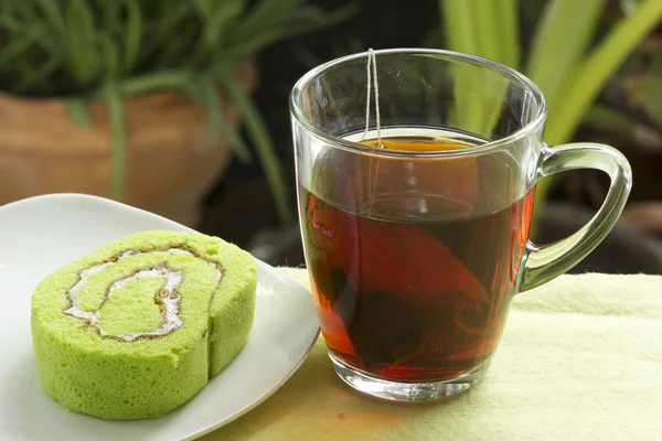 Roll pandan dort a horký čaj — Stock fotografie