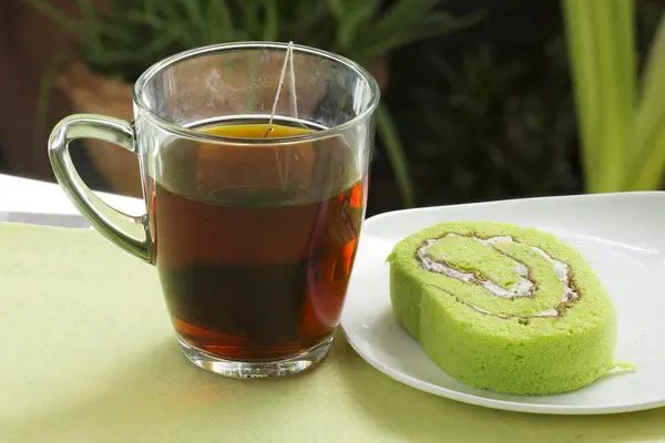 Roll pandan cake and hot tea — Stock Photo, Image