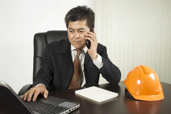 Asian businessman working with labtop — Stock Photo, Image