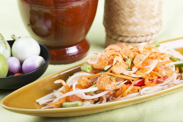 Ensalada de papaya tailandesa con camarones secos — Foto de Stock