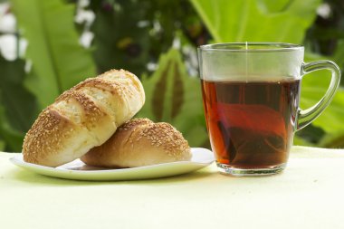 Susam ve sarımsaklı ekmek sıcak çay ile 