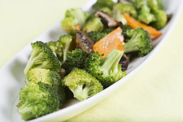 Aduk goreng Tiga sayuran (brokoli, jamur, wortel) di — Stok Foto