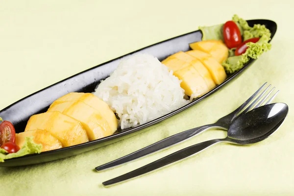 Mango maduro y arroz pegajoso — Foto de Stock