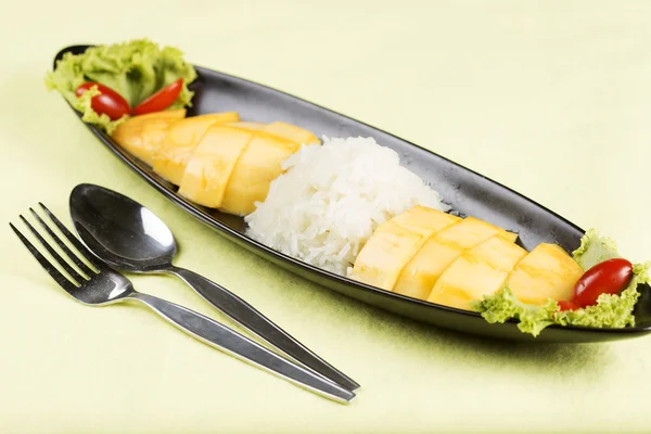 Olgun mango ve yapışkan pirinç — Stok fotoğraf