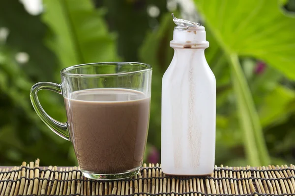 Čerstvý čokoládové mléko ve sklenici — Stock fotografie