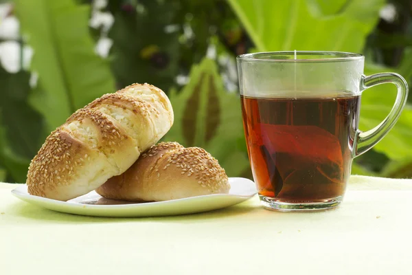 Sesam- und Knoblauchbrot mit heißem Tee — Stockfoto