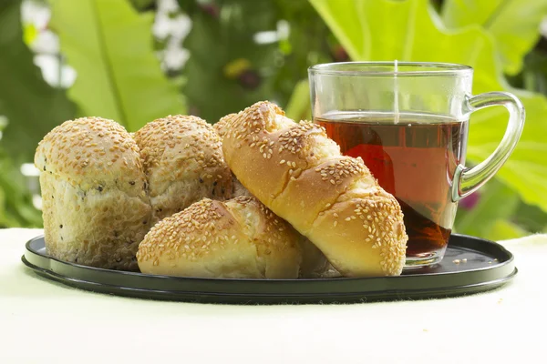 Sesam- und Knoblauchbrot serviert mit heißem Tee — Stockfoto