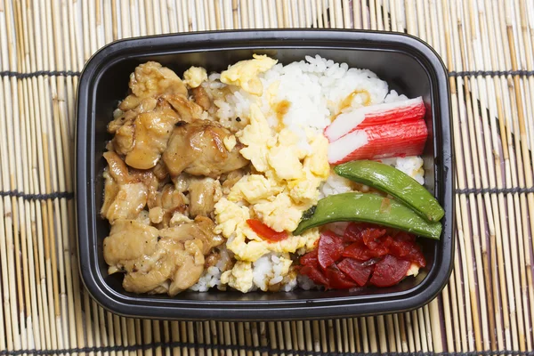 Poulet Toriyaki riz en boîte plastique — Photo