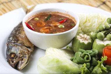 Kızarmış uskumru ve sebzeli biber ezmesi.