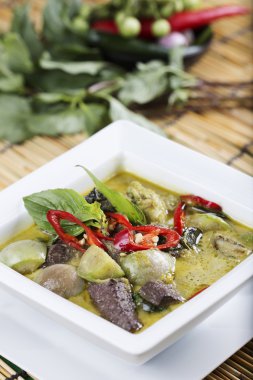 Yeşil köri tavuk çorbası 