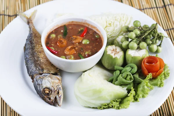 Pâte de piment au maquereau frit et aux légumes — Photo