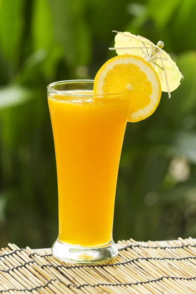 Bir bardak portakal suyu — Stok fotoğraf