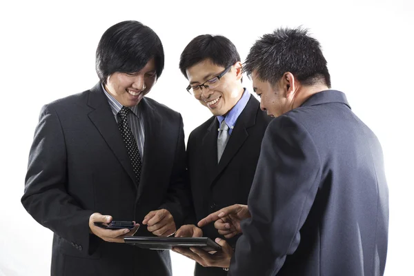 Tre incontri uomo d'affari e utilizzando il telefono cellulare — Foto Stock