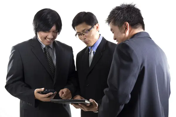 Réunion de trois hommes d'affaires et utilisation du téléphone mobile — Photo