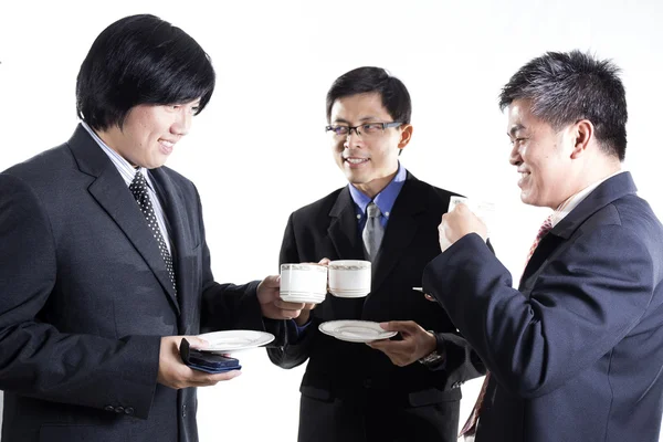 Tres asiático hombre de negocios con coffee break teniendo conversación — Foto de Stock