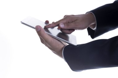 Dijital tablet üzerinde çalışan iş adamın elini yukarıya kapatmak