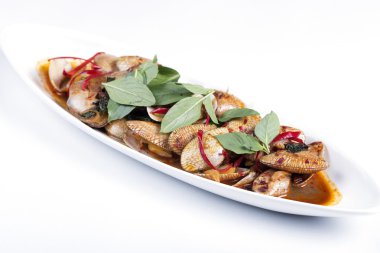 Közlenmiş Kırmızı biber yapıştır ile kızarmış istiridye yakın kadar karıştırın.